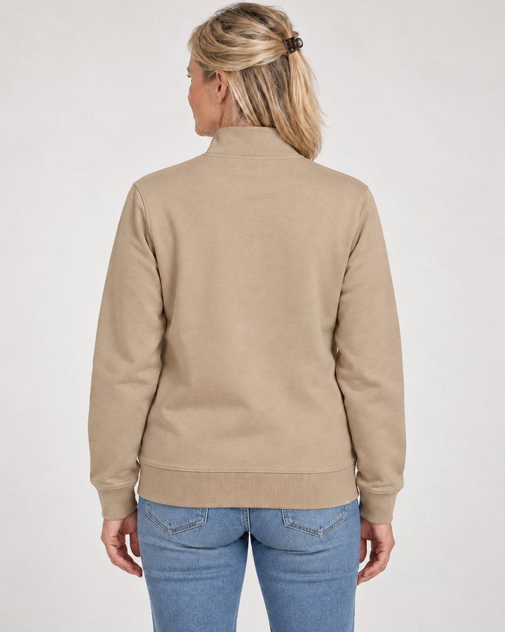 Sitztgut Unisex-Sweatshirt mit Stehkragen und Halbzip – Desert Dust – Rückenansicht