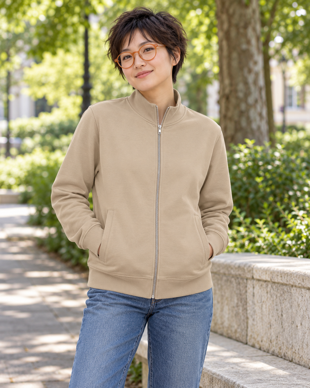 Sitztgut Unisex-Sweatshirt mit Stehkragen und Halbzip – Desert Dust – Alltagsansicht