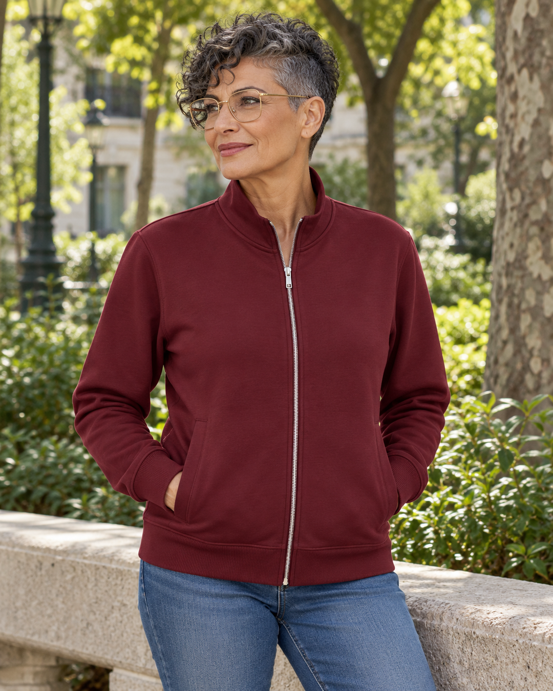 Sitztgut Unisex-Sweatshirt mit Stehkragen und Halbzip – Burgundy – Alltagsansicht