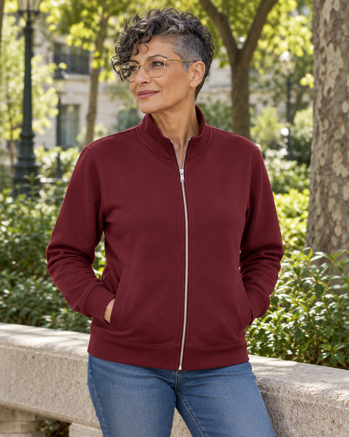 Sitztgut Unisex-Sweatshirt mit Stehkragen und Halbzip – Burgundy – Alltagsansicht