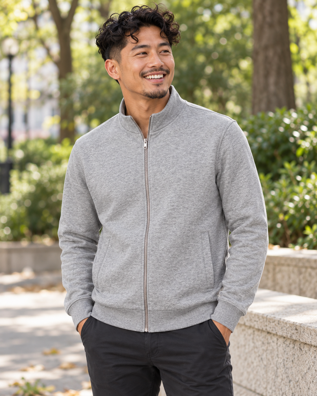 Sitztgut Unisex-Sweatshirt mit Stehkragen und Halbzip – Grau meliert (Heather Grey) – Alltagsansicht