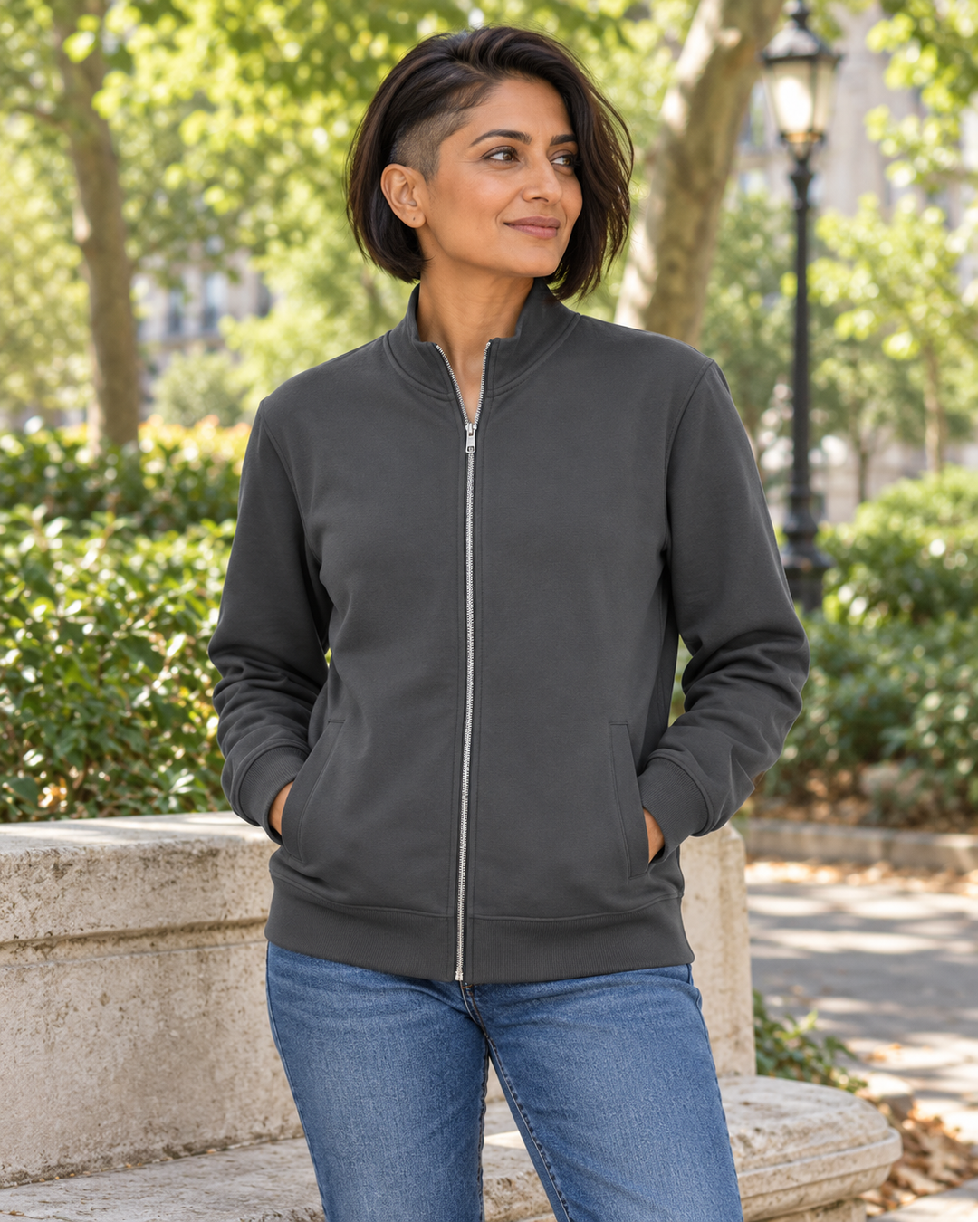 Sitztgut Unisex-Sweatshirt mit Stehkragen und Halbzip – Anthracite – Alltagsansicht