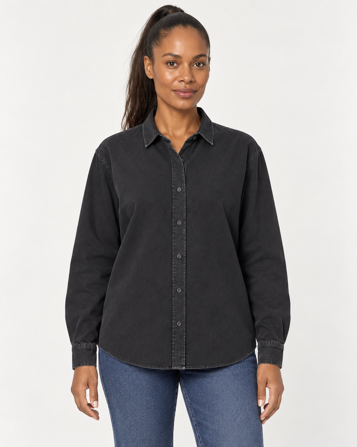 Sitztgut Unisex-Langarmhemd aus Baumwoll-Twill – G. Dyed Black Rock – Vorderansicht