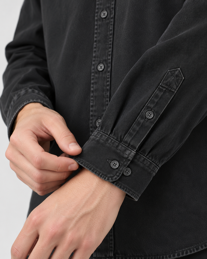 Sitztgut Unisex-Langarmhemd aus Baumwoll-Twill – G. Dyed Black Rock – Materialdetail