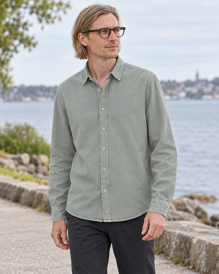 Sitztgut Unisex-Langarmhemd aus Baumwoll-Twill – G. Dyed Misty Grey – Alltagsansicht