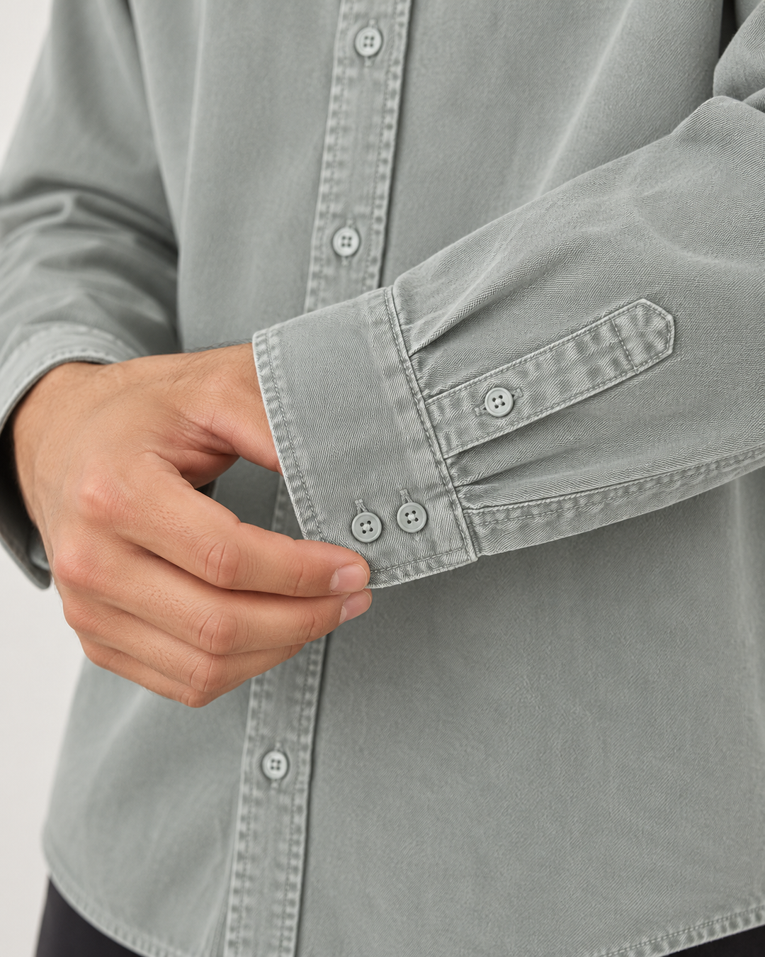 Sitztgut Unisex-Langarmhemd aus Baumwoll-Twill – G. Dyed Misty Grey – Materialdetail