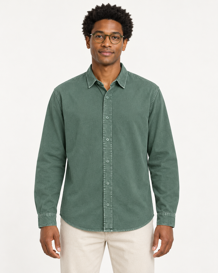 Sitztgut Unisex-Langarmhemd aus Baumwoll-Twill – G. Dyed Green Bay – Vorderansicht