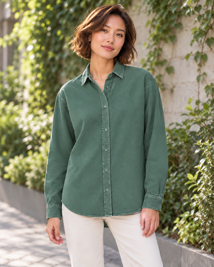 Sitztgut Unisex-Langarmhemd aus Baumwoll-Twill – G. Dyed Green Bay – Alltagsansicht