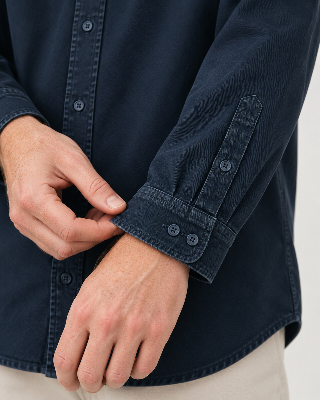 Sitztgut Unisex-Langarmhemd aus Baumwoll-Twill – G.Dyed Navy – Materialdetail