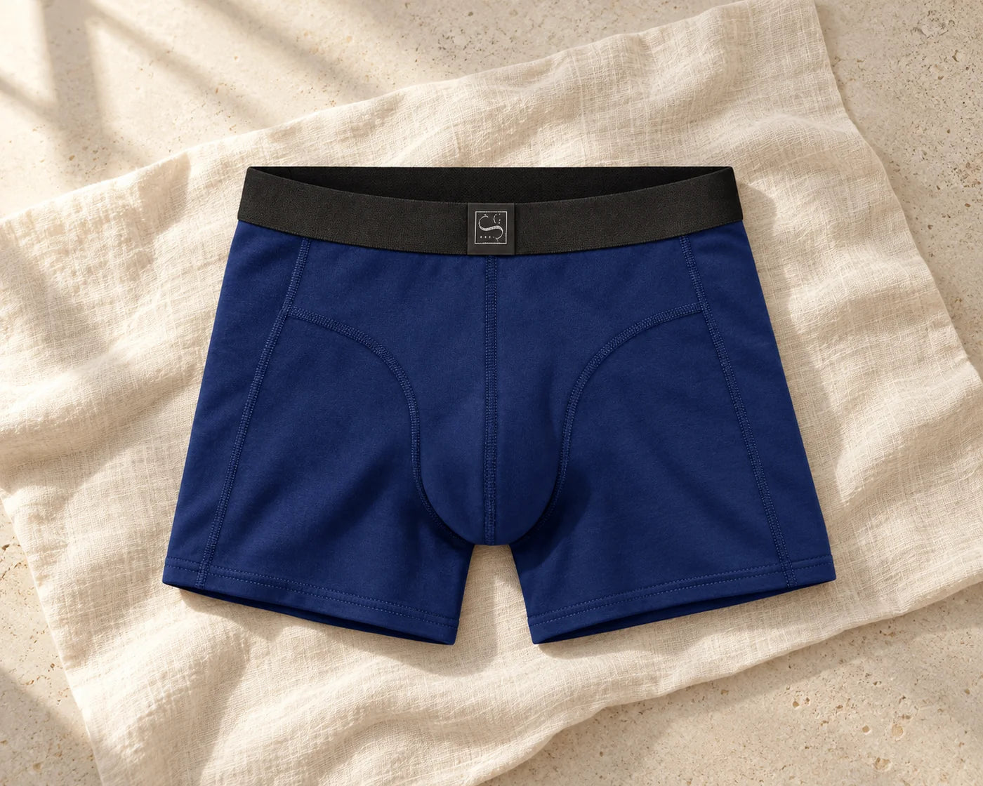 Blaue Sitztgut Boxershorts auf hellem Leinen – KI-generierte Produktinszenierung